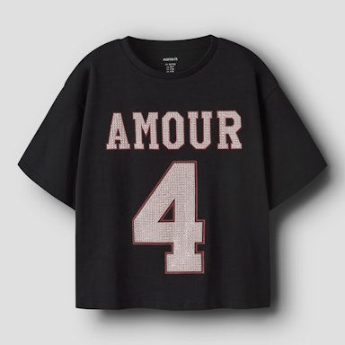 Black t-shirt with 'AMOUR 4' text on a  background